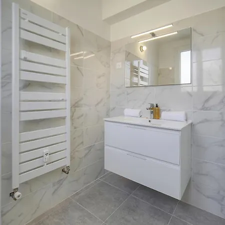 Immogroom - Bright And Modern With A-c Apartment